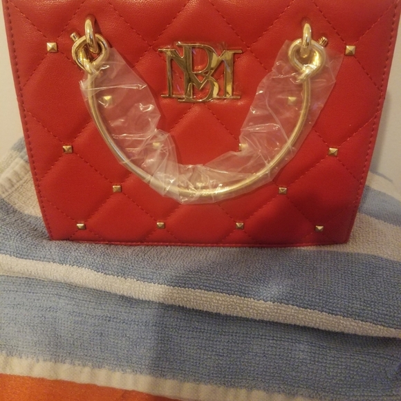 HANDBAGS GALORE! - Picture 5 of 7